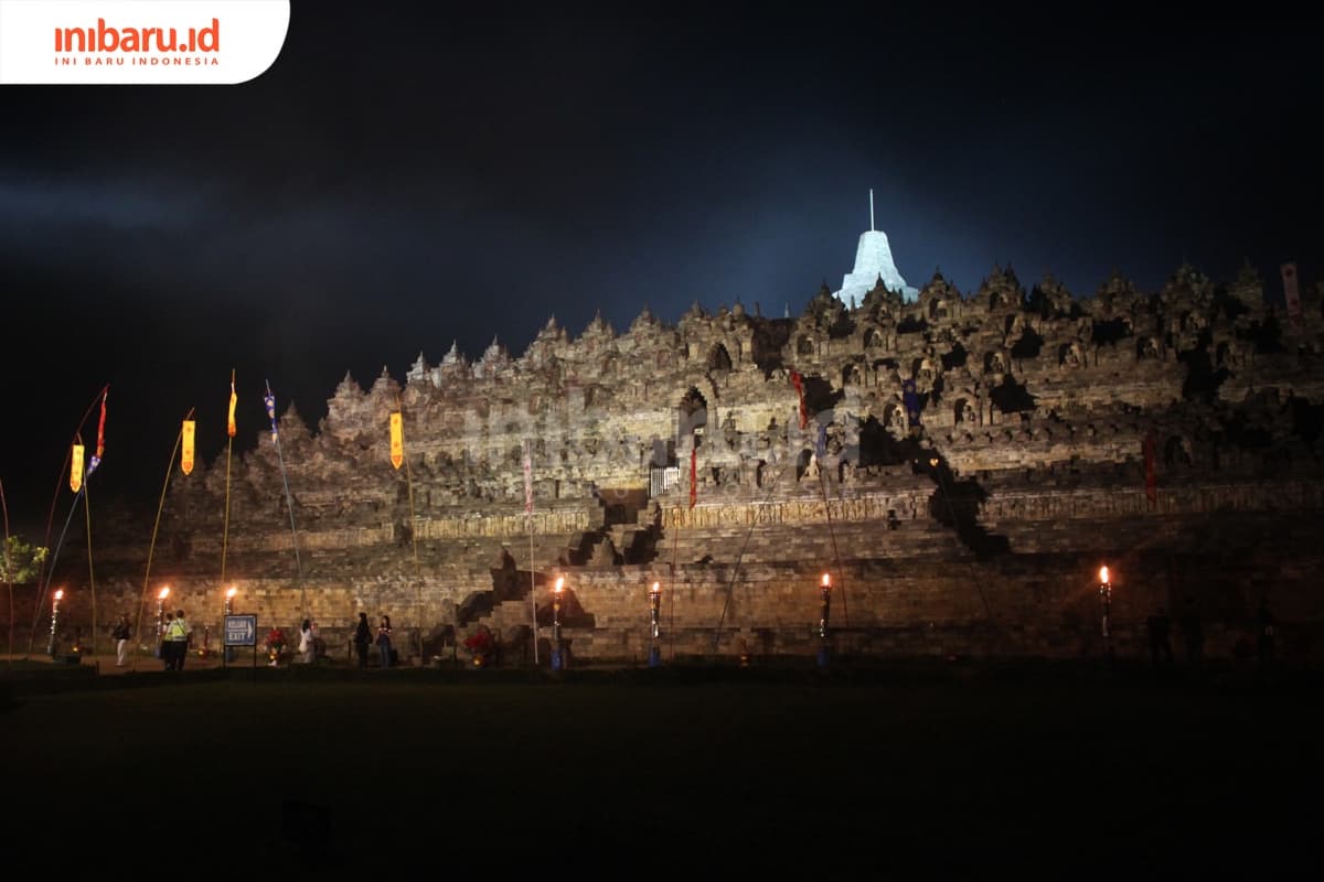 Pesona Candi Borobudur di malam hari menjelang perayaan Waisak 2018. (Inibaru.id/ Ike P)