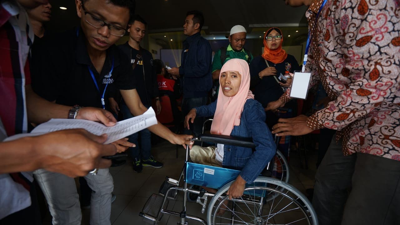 Penyandang disabilitas mendapat bantuan kaki palsu dan kursi roda. (Inibaru.id/Agus Budi)