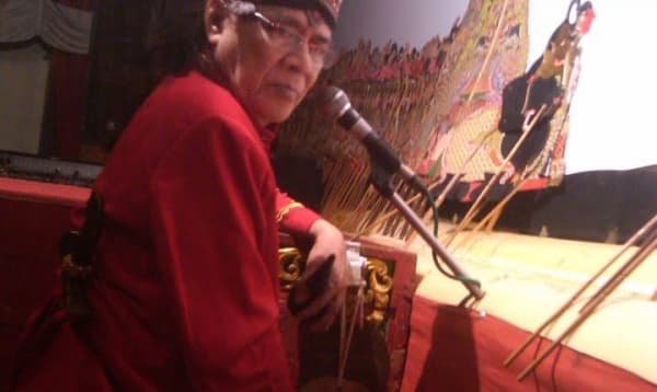 Ki Sugino Siswocarito, Lestarikan Wayang Kulit Gagrak Banyumasan dengan Jadi Dalang