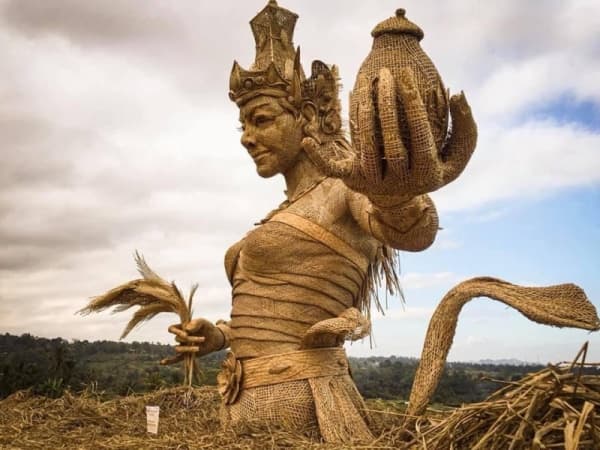 Seni anyaman bambu di Bali yang merepresentasikan Dewi Sri. (Rri)