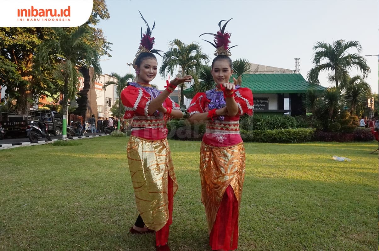Dua orang penari Gusjigang berpose setelah tampil pada acara Visualisasi Dhandangan 2019, Minggu (5/5/2019). (Inibaru.id/ Ida Fitriyah)