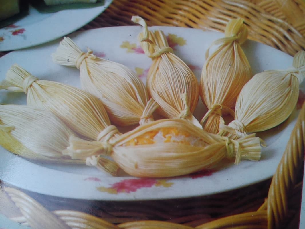 Daun pelepah jagung biasa digunakan untuk membungkus makanan. (Blog Bilaairbiru)