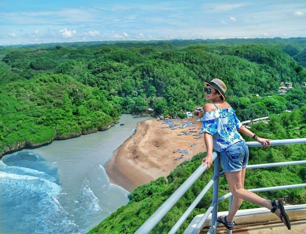 Dari Puncak Mercusuar, Indahnya Pantai Baron Terhampar