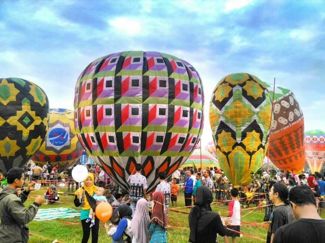 Balon udara diterbangkan dalam tradisi Syawalan di Pekalongan. (Cintapekalongan)