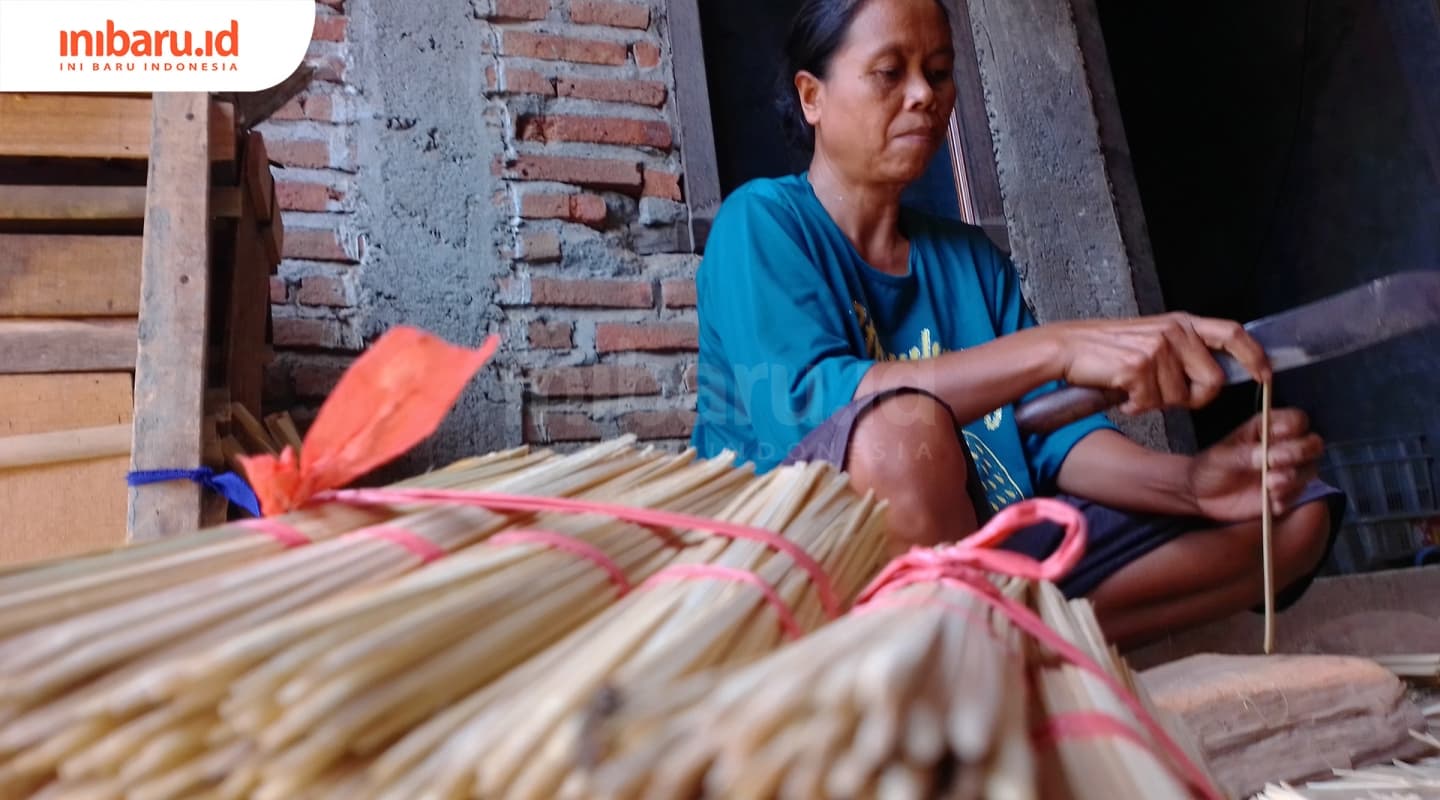 Proses pembuatan tusuk satai atau sujen yang terbuat dari bambu jenis Jawa. (Inibaru.id/ Padhang P)