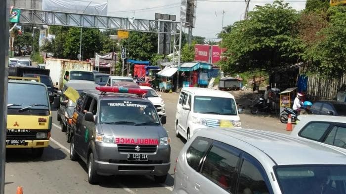 Perilaku yang seharusnya dilakukan pengendara saat ada ambulans yang melintas di jalan. (TribunnewsBogor.com/Damanhuri)