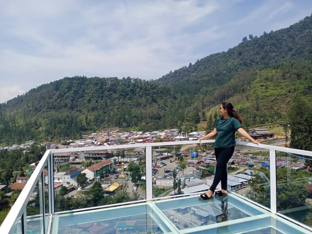 Menantang Adrenalin dengan Menyeberangi Jembatan Kaca di Guci Tegal