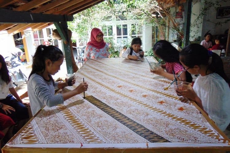 Sejumlah desainer cilik tengah membuat batik bersama Anjani Sekar Arum (berjilbab) di Sanggar Batik Tulis Andhaka, Batu, Jawa Timur, awal Desember 2017. (Kompas.com/Reni Susanti) 