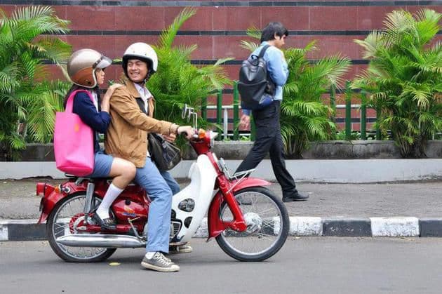 Supaya Aman, Lakukan Tips Ini Saat Berboncengan Naik Sepeda Motor