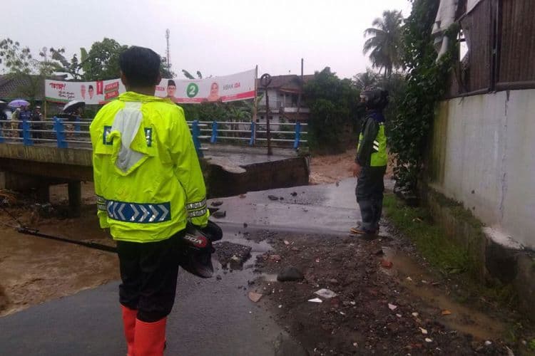 Banjir bandang di Bumiayu rusak infrastruktur publik. (Kompas.com)