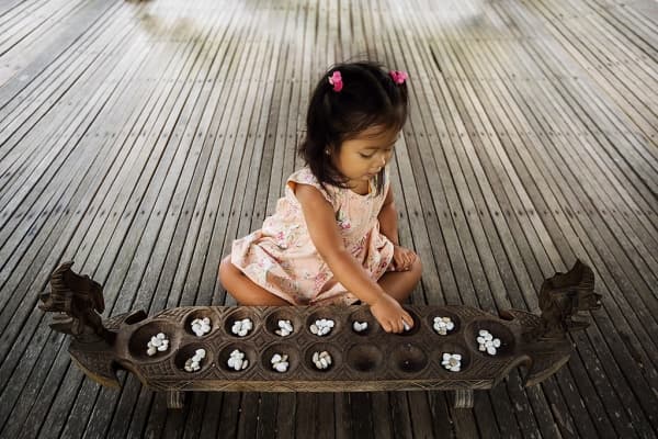 Congklak adalah salah satu permainan tradisional yang masih asyik dimainkan hingga sekarang. (Flickr)