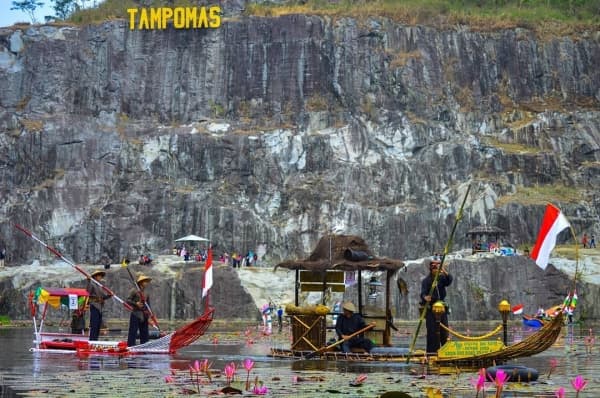 Menikmati keindahan Bukit Tampomas dari perahu. (Instagram/exploretampomas)