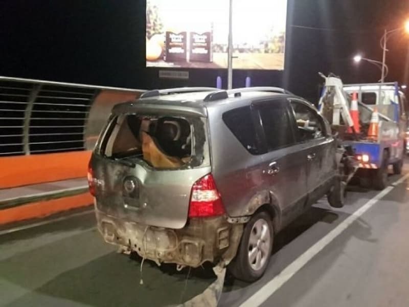 Mobil Grand Livina yang hancurbakibat diamuk masa setelah menabrak motor di Jl Raya Menganti Wiyung, Selasa (23/1/2018). (Surya/Fathkul Alamy)