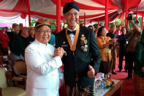 Gubernur Jawa Tengah Ganjar Pranowo dan Wakil Gubernur Jawa Tengah Heru Sudjatmoko. (Antara/Wisnu Adhi)