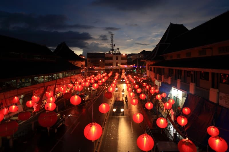 Suasana di kawasan Pasar Gede, Solo, yang dihiasi lampion-lampion menjelang perayaan Tahun Baru Imlek 2015. Sebanyak 10.000 lampion dipasang di kawasan tersebut selama perayaan imlek hingga penutupan Cap Go Meh pada 5 Maret 2015. (ANTARA FOTO/Maulana