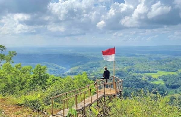 Seorang pengunjung sedang melihat pemandangan alam Wonogiri dari Menara Pandang Soko Gunung. (instagram)