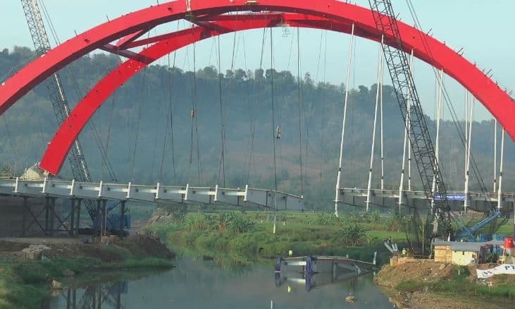 Jembatan Kalikuto putus. (iNews.id/Eddie Prayitno)