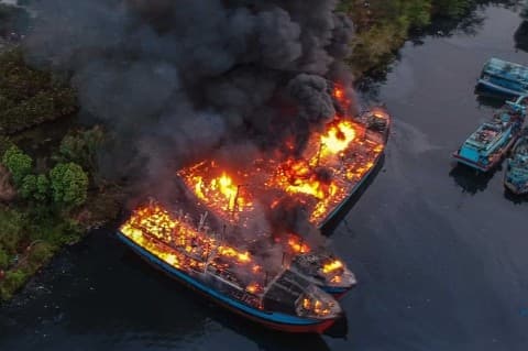 Kebakaran kapal nelayan di Pekalongan, Jawa Tengah. (Antara Foto/Harvian Perdana Putra)