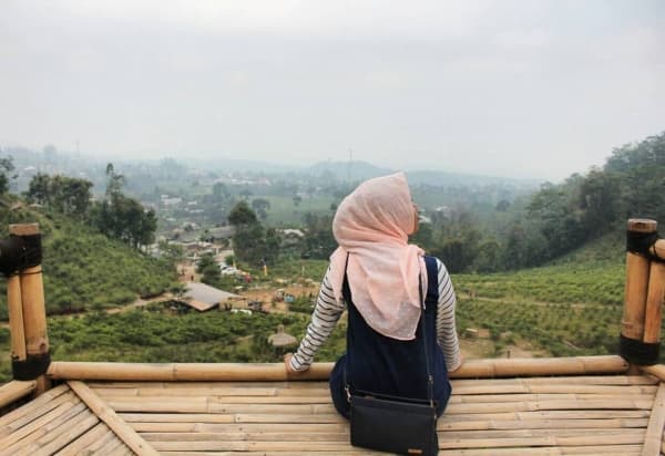 Duduk-duduk di Gardu Pandang bisa jadi cara asyik menikmati Lembah Sumilir (Instagram)