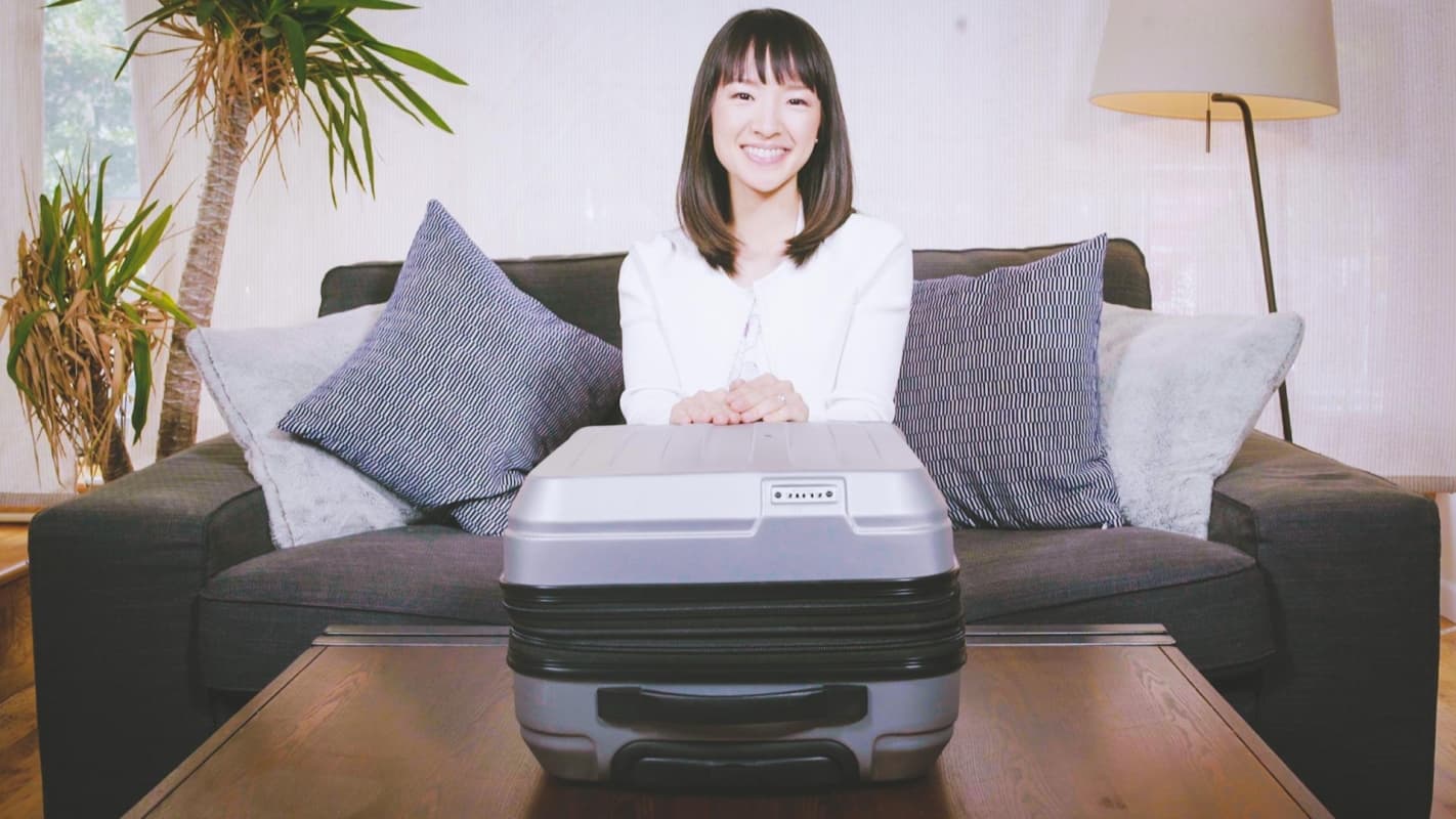 Marie Kondo punya cara khusus mengepk barang bawaan untuk traveling. (NBC News)