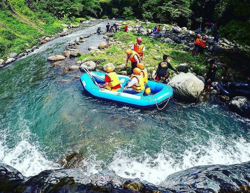 Arung Jeram Tipis-Tipis di Aliran Sungai Cokro Tulung Klaten