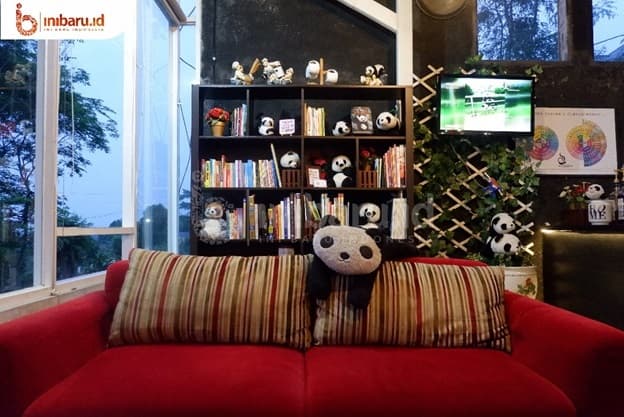 Nikmati Sore bersama Buku-Buku di Kafe Penuh Panda