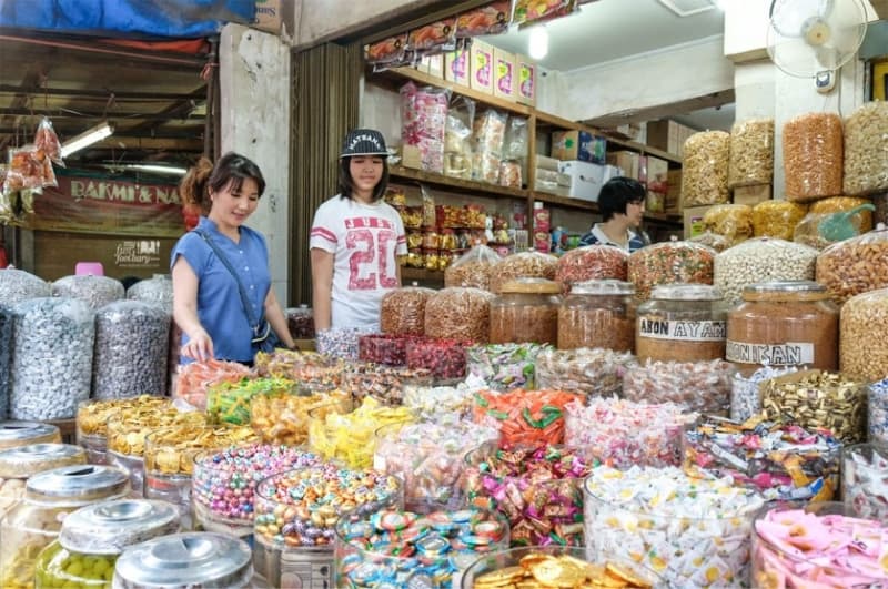 Pedagang camilan Imlek di Kawasan Pecinan, Pasar Petak Sembilan, Glodok, Jakarta Barat. (Myfunfoodyari.com)