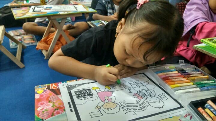 Puluhan Anak Bermain Warna di Aneka Jaya Sambiroto