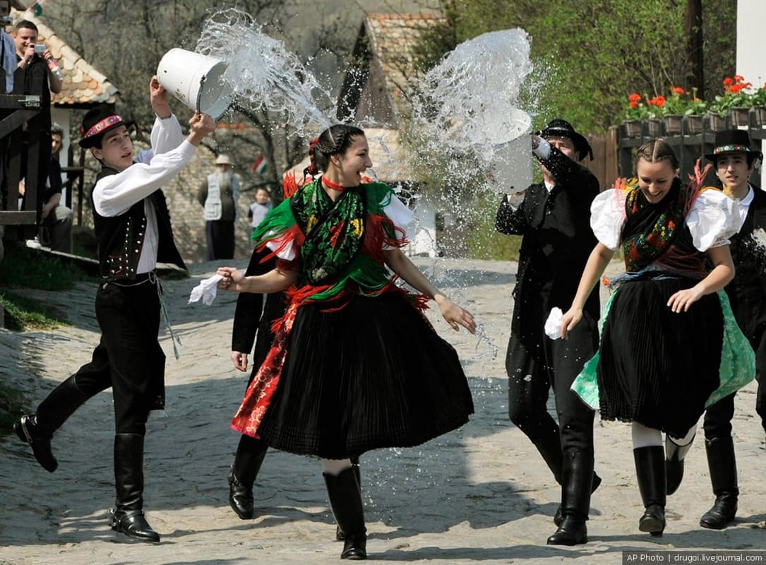 Sprinkling atau tradisi menyiram air di Hungaria. (Dyvensvit)