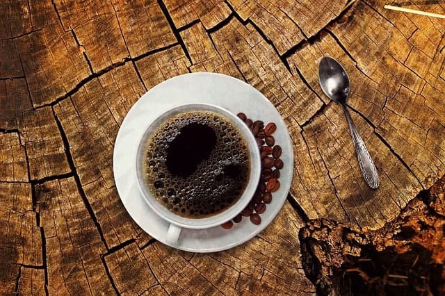 Tren ngopi di coffee shop meningkatkan konsums kopi di Indonesia. (Pixabay.com/Cocoparisienne)