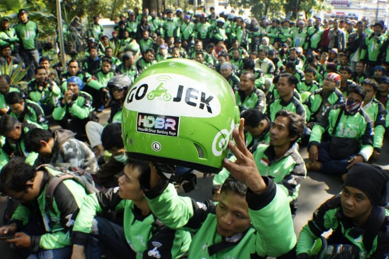 Pengemudi ojek daring yang tergabung dalam Himpunan Driver Gojek Bandung Raya (HDBR) berunjuk rasa di depan gerbang Balai Kota Bandung, Jawa Barat, Jumat (19/8/2016). (Antara Foto/Agus Bebeng)