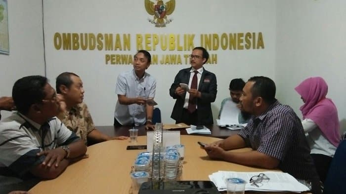 Orang tua dua siswa SMA Negeri 1 Semarang yang dikeluarkan dari sekolah mengadukan perkara ini ke Ombudsman RI perwakilan Jawa Tengah, Senin (26/2/2018). (Tribunnews.com/Muh Radlis)