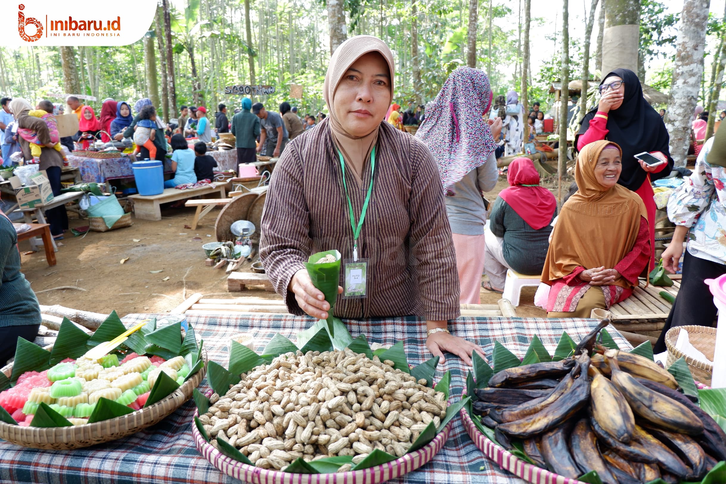Lapak penjual kacang, pisang rebus, dan sejumlah penganan menarik lain di Pasar Kumambang. (Inibaru.id/Mayang Istnaini)