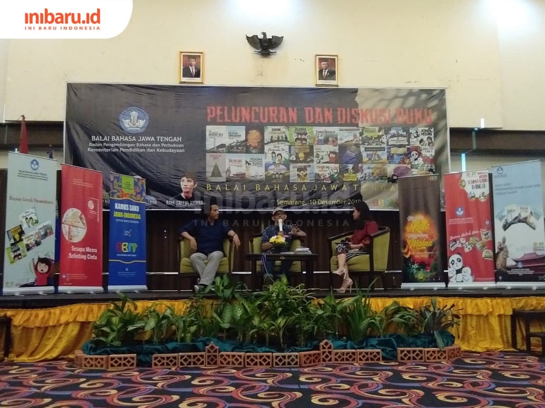 Asef Saeful Anwar (kiri) dan Wiwien Winarto (tengah) dalam diskusi buku yang diadakan Balai Bahasa Jawa Tengah. (Inibaru.id/ Isma Swastiningrum)