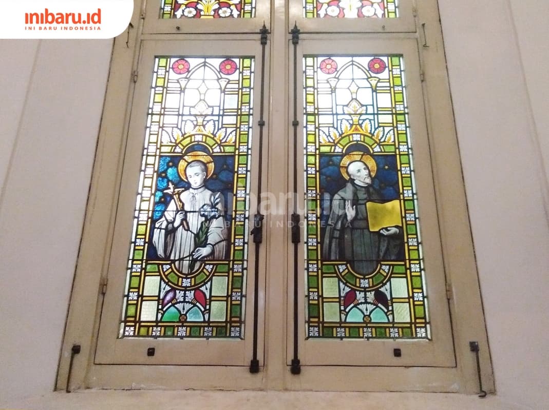 Jendela Gereja Gedangan dengan potret orang-orang suci Katolik. (Inibaru.id/ Isma Swastiningrum)
