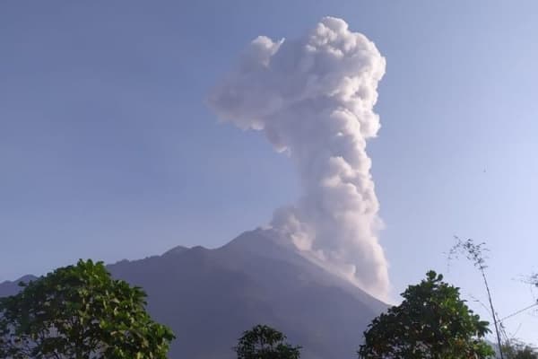 Letusan awan panas Gunung Merapi, Senin (14/10/2019). (Kompas/Kasbani)