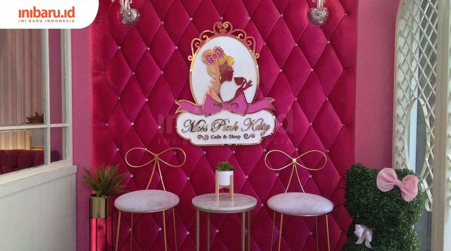 Miss Pink Kitty Cafe & Shop, cantik ya! (Inibaru.id/ Isma Swastiningrum)