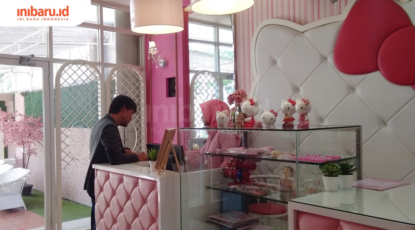 Cozy-nya Miss Pink Kitty Cafe & Shop untuk semua kalangan. (Inibaru.id/ Isma Swastiningrum)