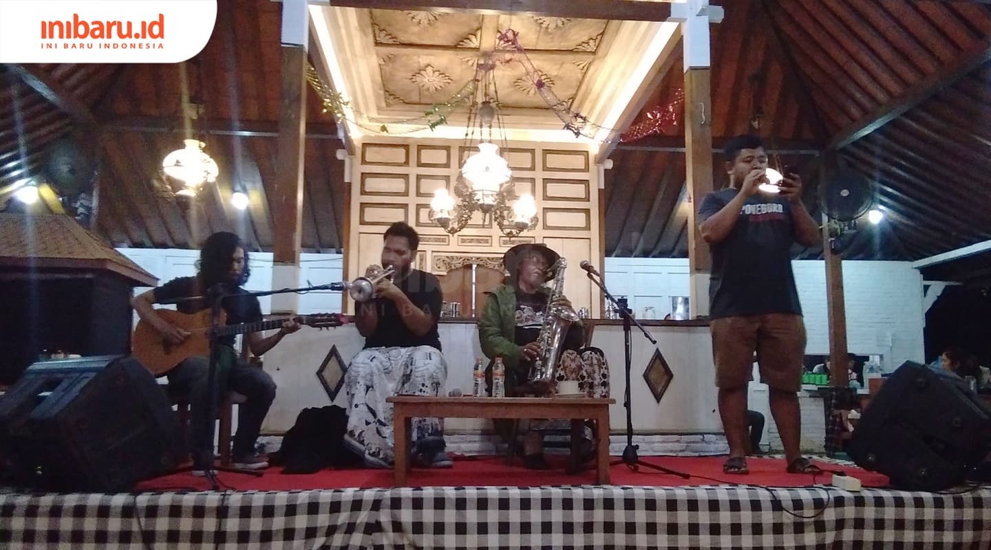 Sujiwo Tejo (saksofon) bersama Nanda Gultom (terompet), dan Pradana Saputra (gitar) mengiringi peserta membaca puisi di Gemblunk Eat, Sabtu (31/8). (Inibaru.id/ Isma Swastiningrum)