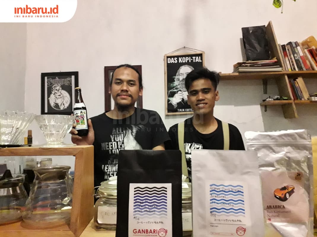 Aji Permana Sakti dan keponakannya, Dika Prabowo para owner Tjilik Coffee. (Inibaru.id/ Dyana Ulfach)