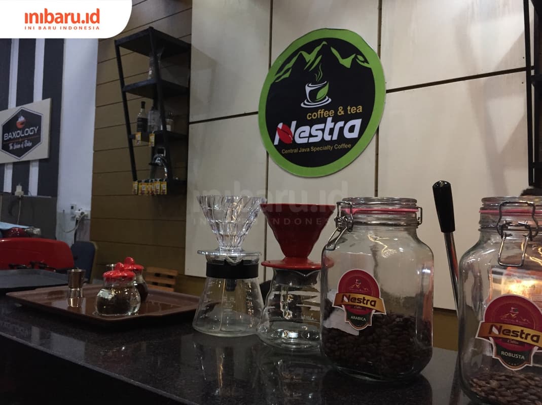 Lokasi strategis dan harga murah menjadi andalan Nestra Coffee menggaet pembeli dari kalangan mahasiswa Semarang. (Inibaru.id/ Abi Fathe)