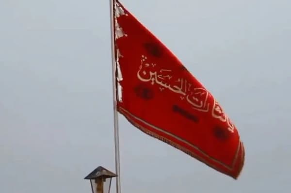 Bendera merah yang berkibar di Masjid Jamqaran. (tagar.id)