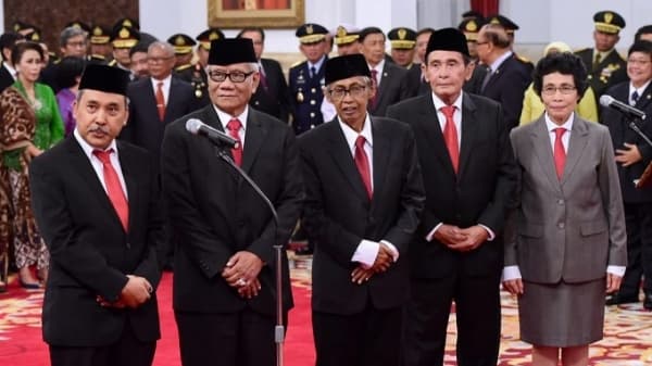 Lima anggota Dewan Pengawas KPK yang dilantik Presiden Jokowi. (Biropers setpres/ lensaindonesia.com)