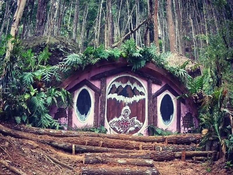 Rumah Hobbit jadi salah satu daya tarik wisatawan di Hutan Pinus Seribu Batu Songgo Langit, Bantul. (Wisatabaru.com)