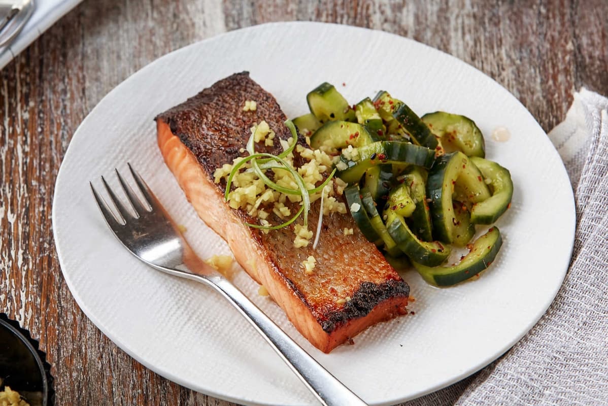Masakan salmon dengan jahe dan mentimun. (The New York Times/Michael Kraus)