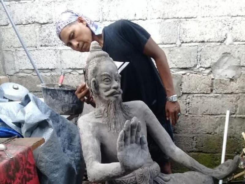 I Dewa Gede Bayuna dari Semarapura Kangin, Klungkung, Bali sedang bikin patung berbahan lahar Gunung Agung, Bali, Minggu (3/12/2017). (Tempo.co/Bram Setiawan)