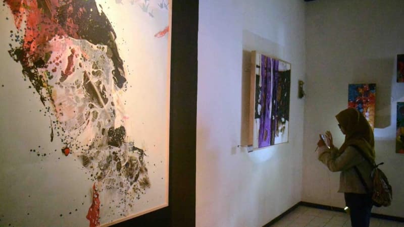 Lukisan berbahan plastik keresek di atas kanvas karya Seniman asal Malang, Jawa Timur (Liputan6.com/Zainul Arifin)