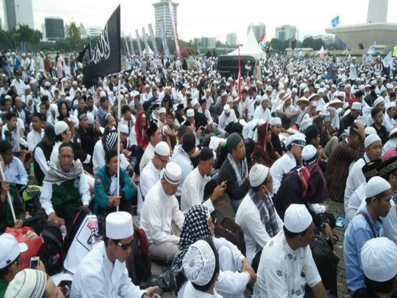 Peserta reuni akbar 212 berkumpul di lapangan Monumen Nasional (Monas), Gambir, Jakarta Pusat, Sabtu (2/12/2017). (Warta Kota/Anggie Lianda Putri)