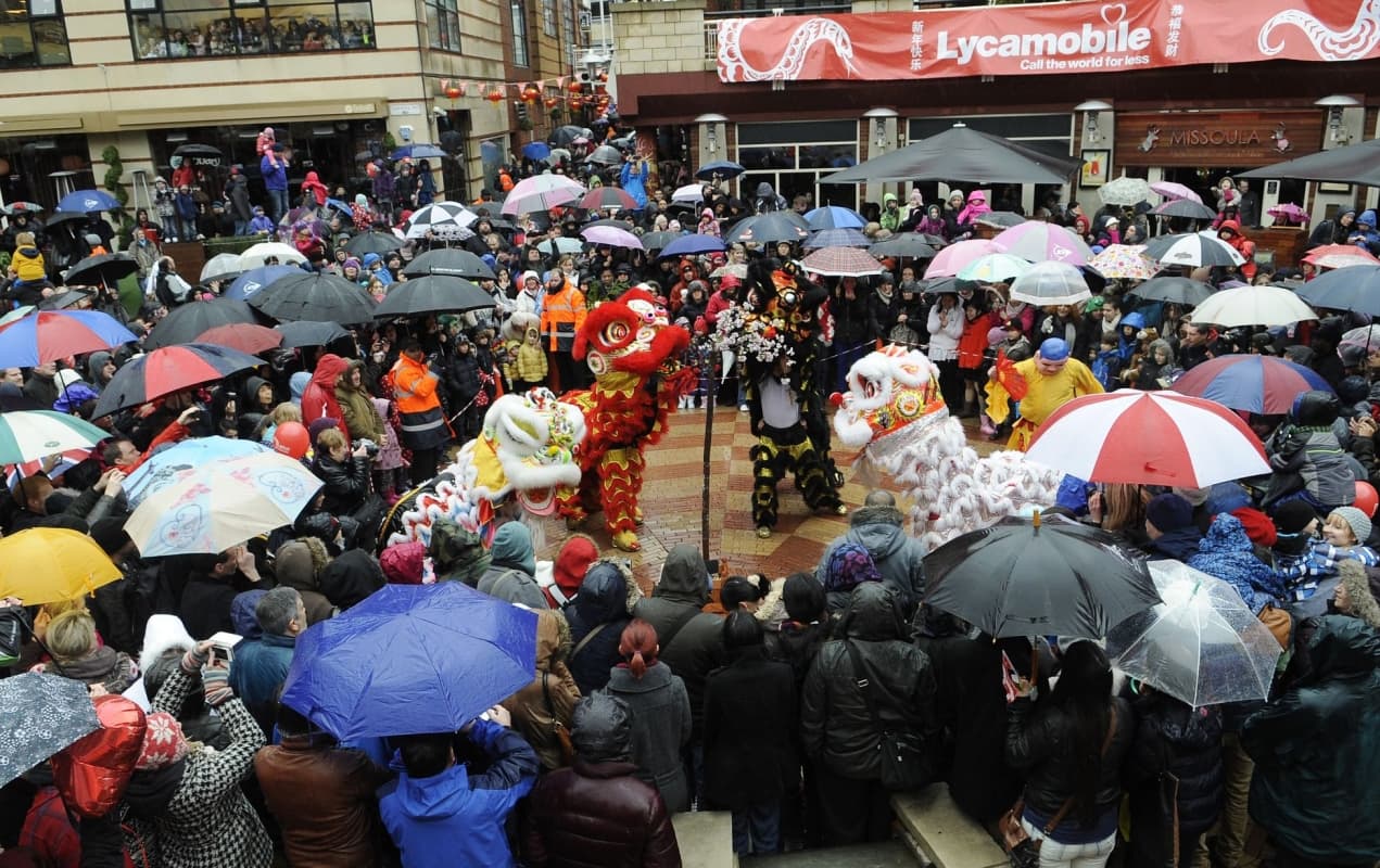 Masyarakat Birmingham menikmati penampilang barongsai di tengah hujan saat perayaan Tahun Baru Imlek di sekitar Birmingham's Arcadian Centre, Birmingham, Inggris, Februari 2013. (Birminghammail)