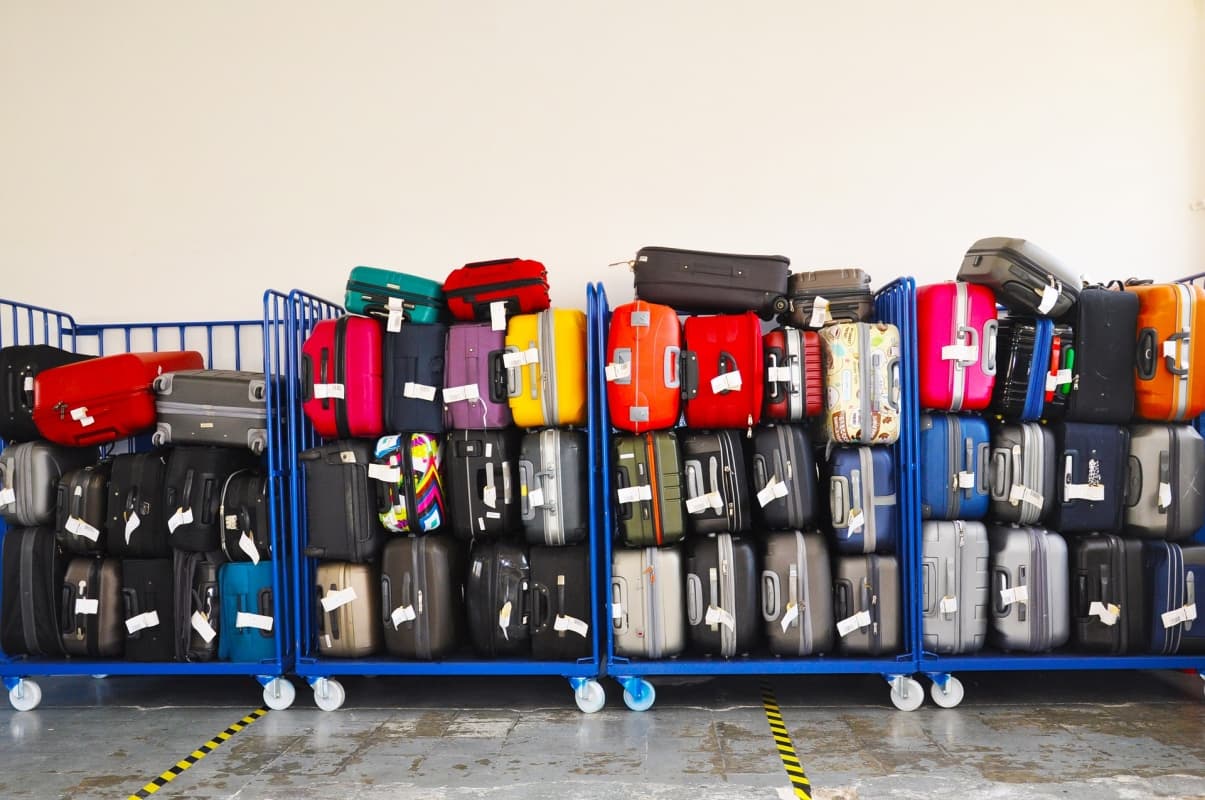 Tumpukan koper yang akan dimasukkan ke dalam bagasi pesawat. (Pixabay)